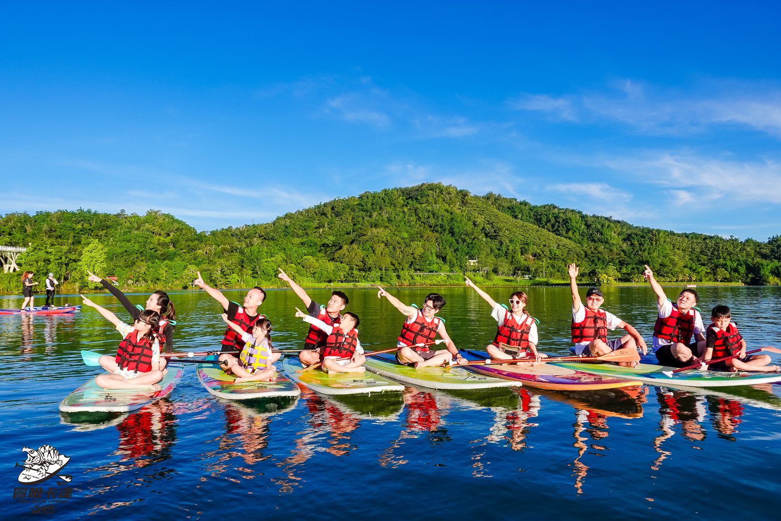 親子在秘境水道旁開心擺姿勢